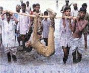 Bengali villagers carry the body of a lynched Indian Soldier (2001 Bangladesh–India border clashes) from india dasi bengali sax vidosw tamel sex video com hd 18 xxx